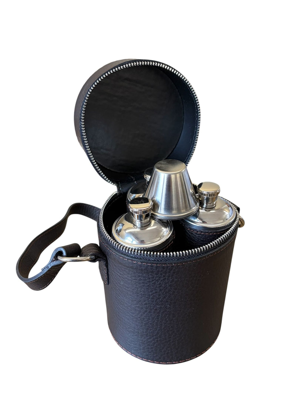 The Campbell’s of Beauly Triple Flask Set features a black leather case with a sturdy handle, securely housing three compact metal flasks and a matching metal cup inside. With its zippered opening and organized interior, this set is the perfect companion for outdoor adventures or countryside pursuits.