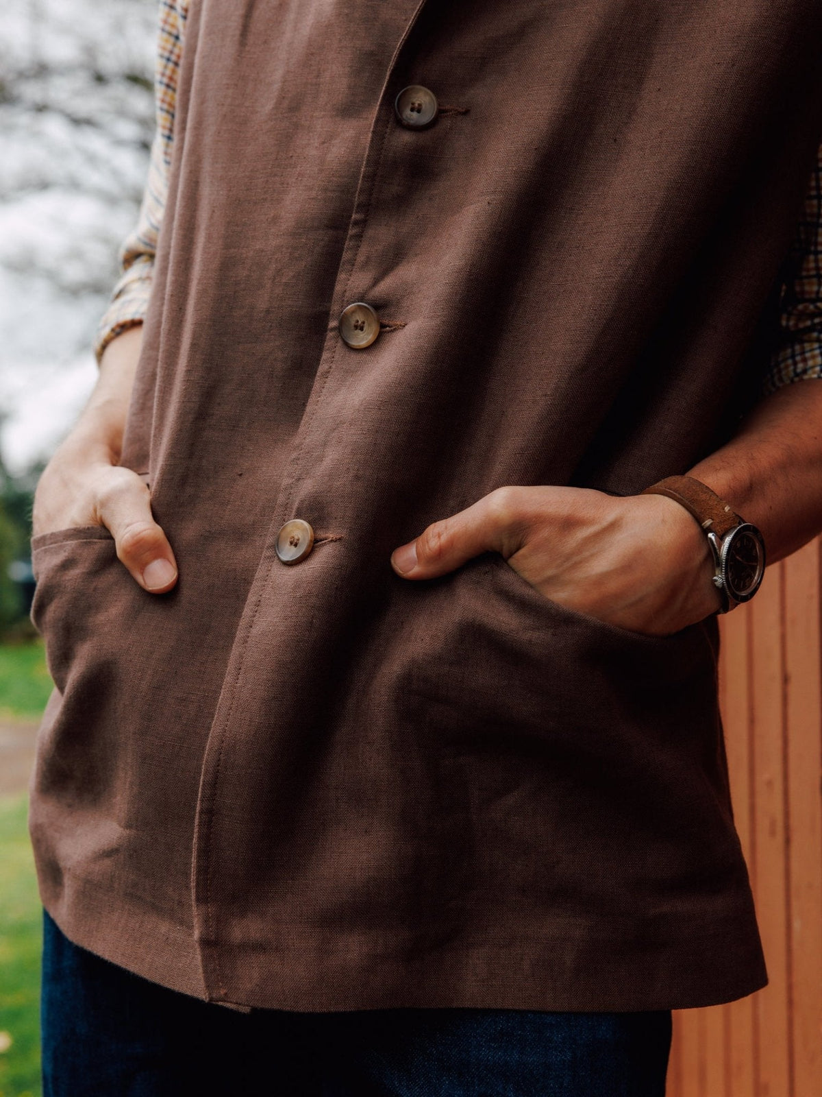 Campbell’s of Beauly Auld Stock Linen Nehru gilet in brown with a mandarin collar, two large patch pockets, and a buttoned front, ideal as a light summer layer.